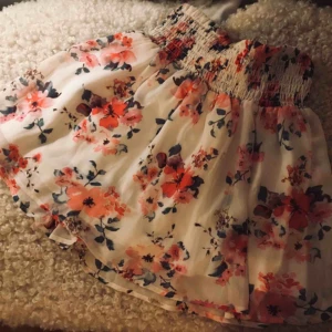  - Super söt kjol som aldrig blivit använd. 