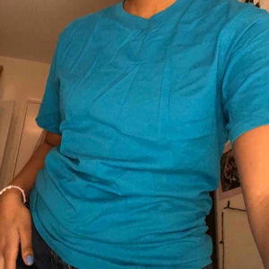  - Najs blå T-Shirt💙💙 den sitter som lite större än S, hör av er för mer info