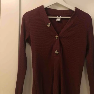  - vinröd ribbad tröja med trendiga knappar strl S ! ⚡️⚡️