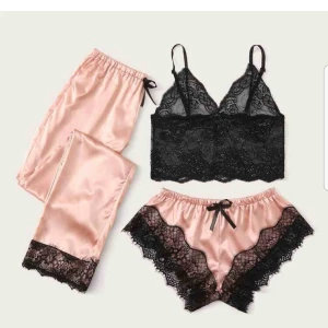 Pyamas kit - Jättefina myskläder köpta från shein. Säljes då storleken tyvätt var fel. Helt oanvända!!