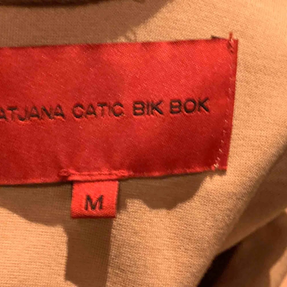 En kortare tröja från BikBok, storleken är M på tröjan men sitter som en liten S, färgen syns inte så bra på bilderna men den är rosa/orange/beige, superfin färg!. Toppar.