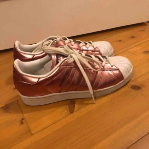  - Inköpta för några år sedan och är sparsamt använda. Bekväma att gå i och har en fin rosa metallic färg.