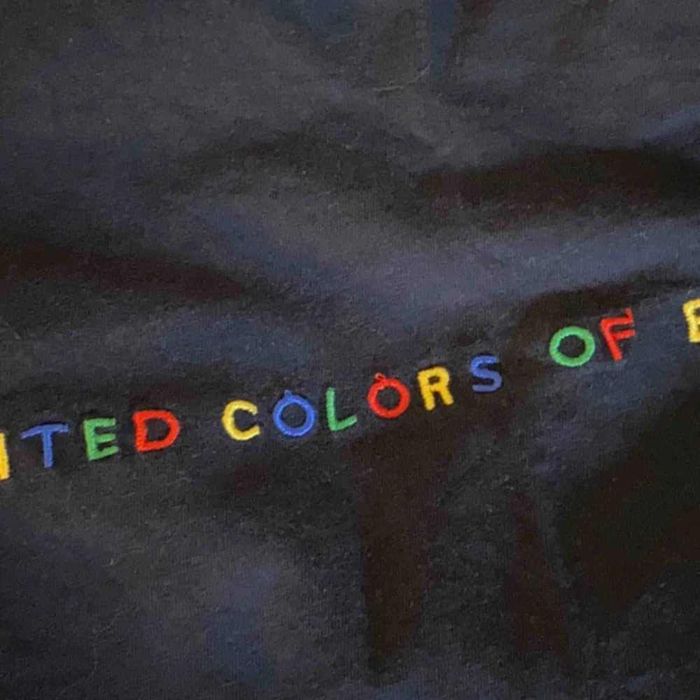 Mörkblå T-shirt från United Colors Of Benetton. Väldigt skönt material men med några ”lösa” trådar i bokstäverna (se andra bilden). Därav priset. Bara att skriva om du undrar något💖. T-shirts.