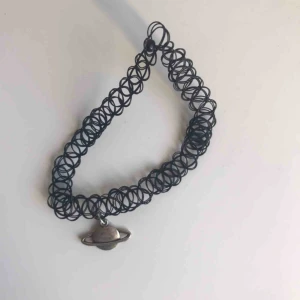  - Choker med planet berlock. Frakt 10kr✨