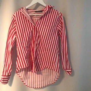  - Röd lite större skjorta ifrån zara ä, en röd och fin färg. 