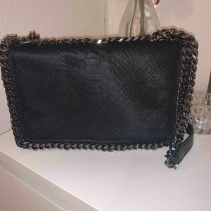  - Oanvänd väska från zara. Frakt tillkommer ✨