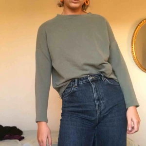 Grågrön tröja - Snygg grön tröja. Köpt på PULL&BEAR  Möts upp i Stockholm eller skickar!!!