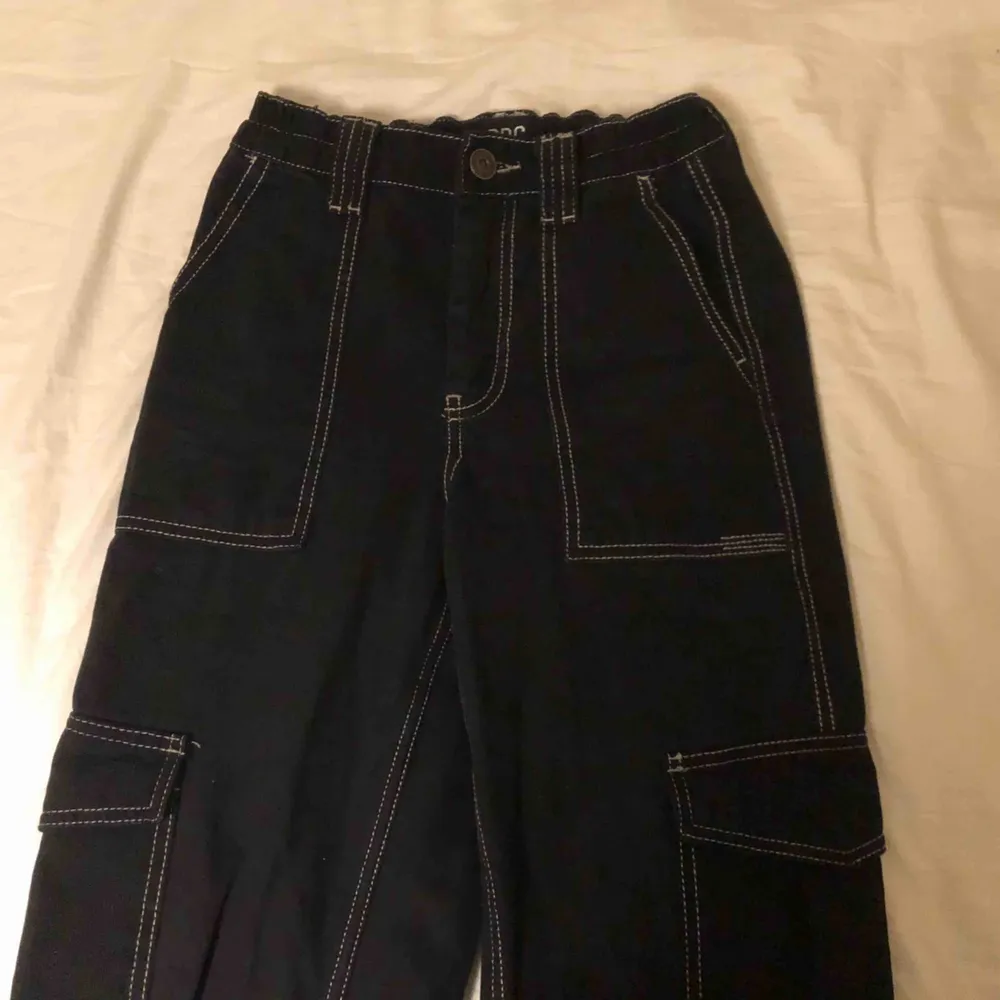 Svarta skate jeans från Urban outfitters med vita sömmar. De är straight leg och slutar vid mina fötter! Är 165cm. Köpta för 700kr men säljer för 200kr+frakt. Använda ca 2 gånger så är nästan nya! . Jeans & Byxor.