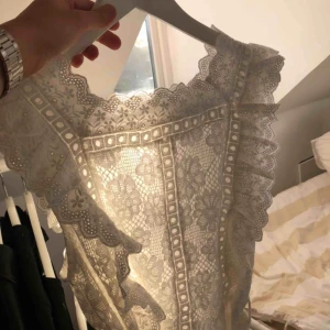  - Superfin klänning med spets. Endast använd en gång! Frakt tillkommer på 50kr 😃