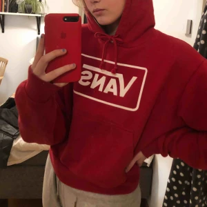  - Superfin röd vans hoodie!☺️ köpt för att tag sen och använd ganska ofta men i bra skick. Frakt ingår ej i priset
