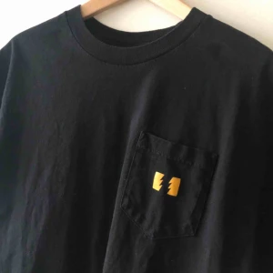  - The Hundreds - Fickan på vänster fram. Tryck på rygg - Kan hämtas i Uppsala eller skickas mot fraktkostnad 