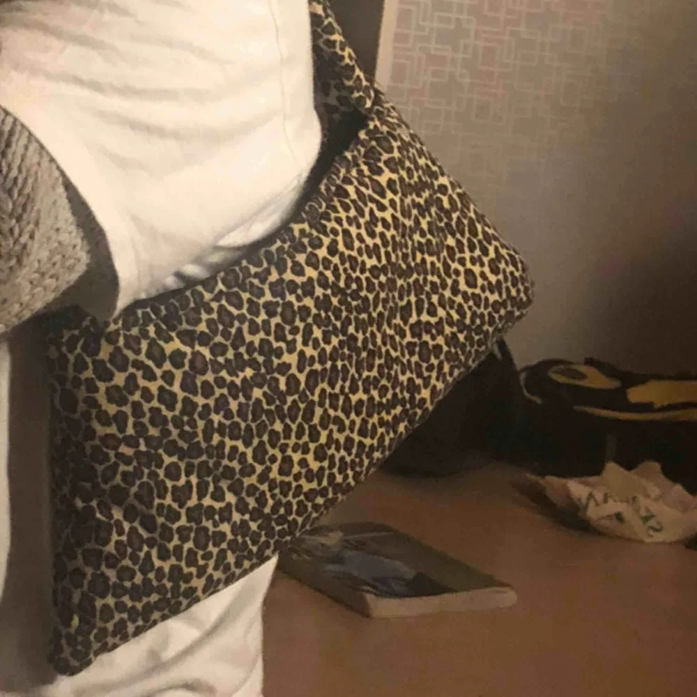 Superfin leopard väska köpt second hand i bra skick. Har inga fickor eller deagkedjor. Frakt tillkommer😗. Väskor.