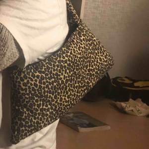 Superfin leopard väska köpt second hand i bra skick. Har inga fickor eller deagkedjor. Frakt tillkommer😗
