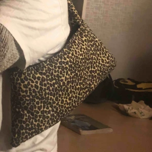 - Superfin leopard väska köpt second hand i bra skick. Har inga fickor eller deagkedjor. Frakt tillkommer😗