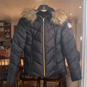  - Vinterjacka från SVEA, använd en vinter och är alltså i  bra skick! Köparen står för frakt, ca 90kr 