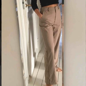  - Supersnygga kostymbyxor med knappar från  NA-KD🤩 asbra skick! Kan mötas upp i Malmö annars tillkommer frakt💖