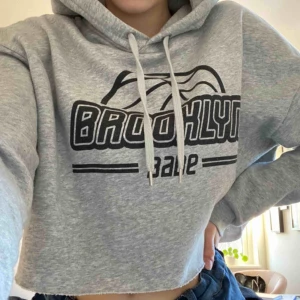  - Supersnygg cropad hoodie med texten brooklyn Sparsamt använd Strl s 