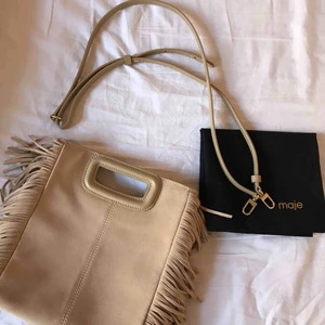  - En beige äkta maje väska med strap och distrahera. Väldigt fint skick och verkligen inte smutsig. Köpt i new york på maje butiken. Kan matchas med vad som helst och passar till sommaren och vintern. Skriv till mig för mer info och bilder!💕💕