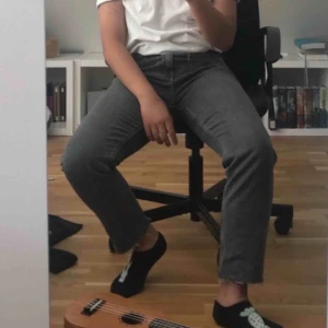  - Tommy Jeans i modellen ”High Rise Slim Izzy”. Köpte dem pinsamt dyrt för typ 2000 kronor men de används aldrig av mig längre. Storlek 27/30 och därför perfekt om du är runt 160, funkar om du är längre förstås men då blir det ankelängd. 