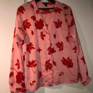  - Rosa/röd blus från Lindex i storlek S. Super till fest och vardags!🙌🏽Säljer pga ingen användning🌱