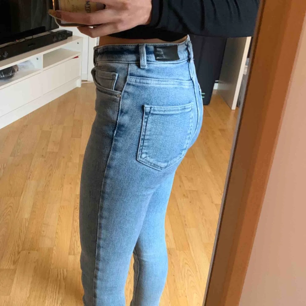 Skitsnygga jeans från Bikbok. Jättebra skick🥰. Jeans & Byxor.