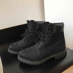  - Nästan helt nya Timberlands svarta, bara använda en gång! Frakt tillkommer💕