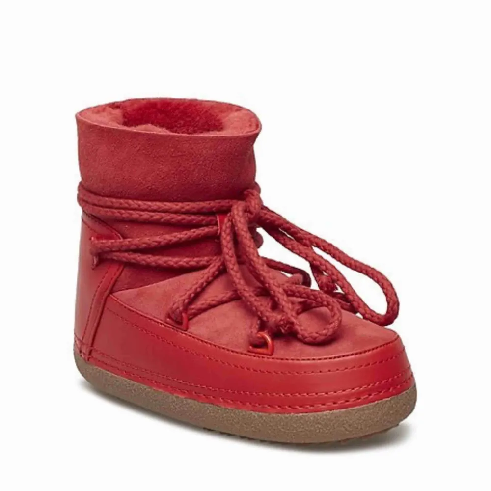 Så så fina inuikii skor, köpta i december 2019 och använda mycket sparsamt . Skor.