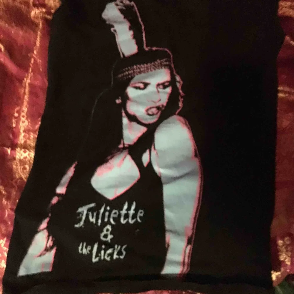 Svinsnygg t- shirt Juliette & the Licks. T-shirts.