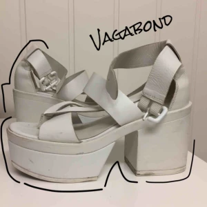  - Storlek 36, använt skick men har fortfarande är lång väg att gå. 69kr plus 100kr frakt. Prutat och klart.