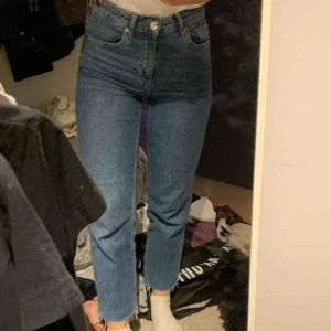  - Ett par fina jeans nästan aldrig använda, köpta för 200 kr på h&m. I storlek 36/S men är mycket töjbara så skulle kunna passa en s/m. Byxorna har slitningar nere vid fötterna tycker själv de jättefint!