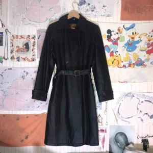  - ✨70-tals skinnkappa i äkta läder✨ Som ny! Verkligen jättefin, men förstor för mig. 😭 Finns i Sthlm, möts helst upp men kan skickas mot porto. Priset går att diskutera vid snabb och smidig affär. Har Swish! 🌟