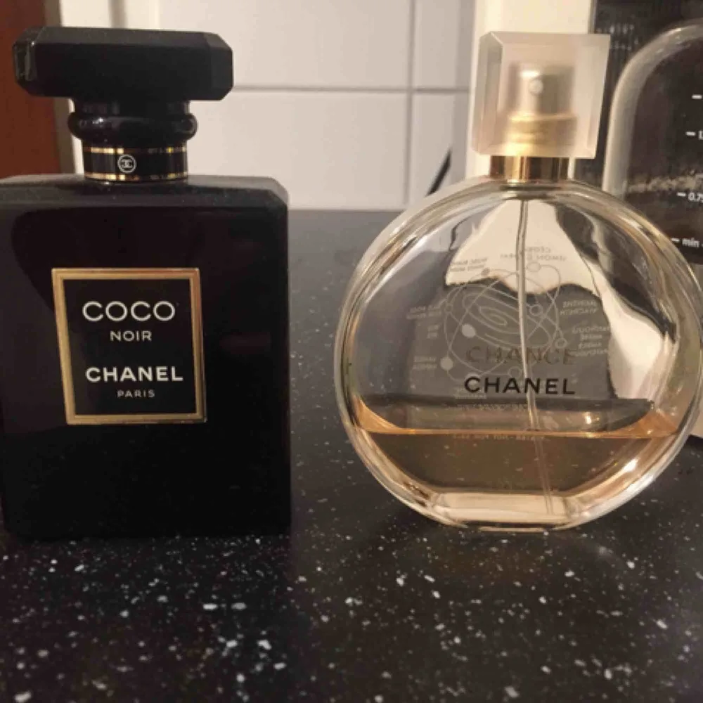 Äkta Chanel parfymer , cirka 30ml kvar i Noire och 25 ml i den andra .Säljer båda för 250kr.. Accessoarer.