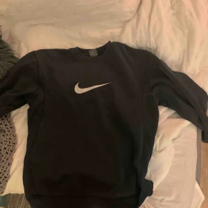  - Mörkblå Nike tröja den e från barnavdelning men sitter som storlek S typ den är najs o skön 👍🏻