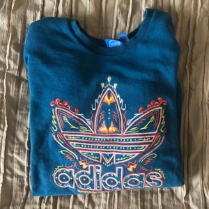  - ovanligt adidas tröja i blå storlek S