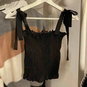  - super sött linne med rosetter på axlarna!! storlek S men passar även XS!