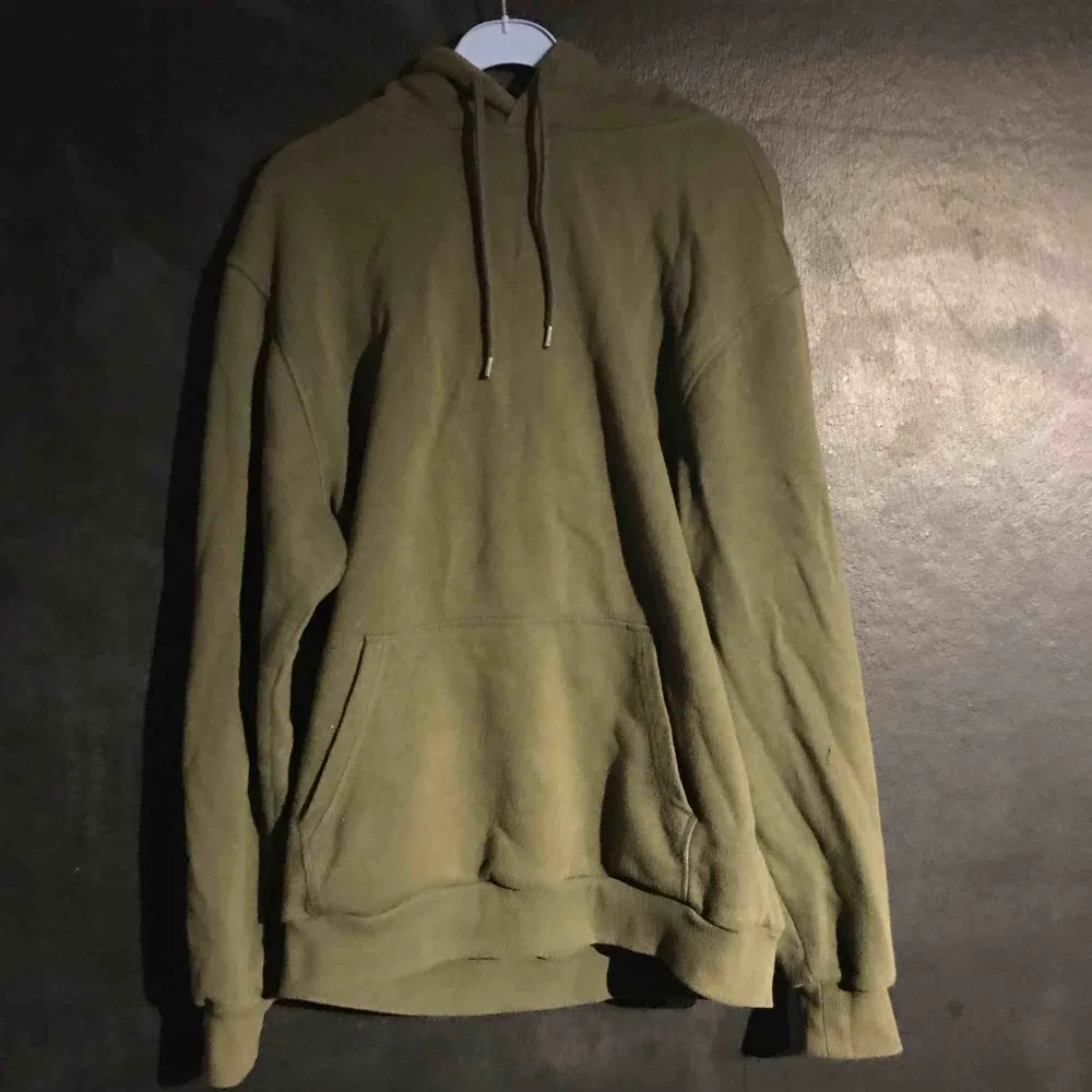 Militärgrön hoodie från H&M i bra begagnat skick.   Kan mötas upp i Åkersberga, Täby och Stockholm City. Köpare står för frakt. . Hoodies.