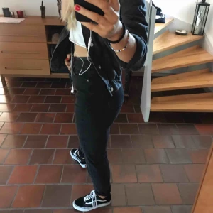  - 🌟🙏Skitsnygga gråsvarta jeans med en slitning på ena knät. Jag är 174 och dom går som på bilderna! Köpta på urban outfiters 2018