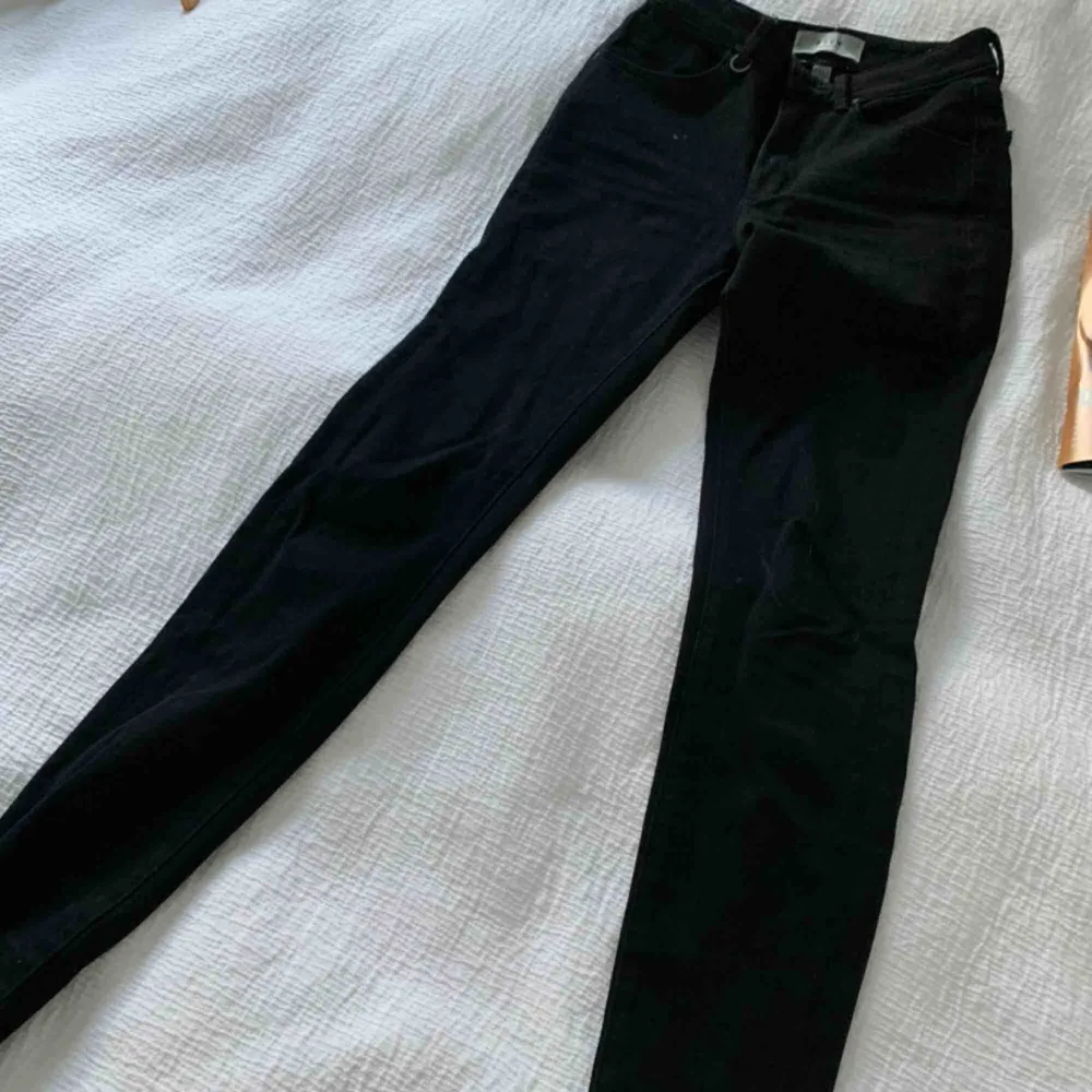 Nya jeans från neuw i storlek 24, passar bra för xs/s då de är ganska stretchiga. Frakt ingår ej.. Jeans & Byxor.