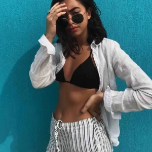  - Linneskjorta från Gina Tricot! Använd ett fåtal gånger och har tyvärr blivit för liten för mig. 🌊 Passformen är inte figursydd utan mer rak! 