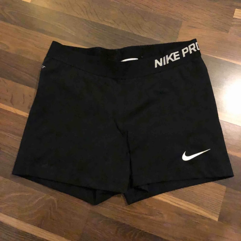 Nike Pro shorts i bra skick. Storlek L men passar även M. Säljer pga de kommer inte till användning. Shorts.