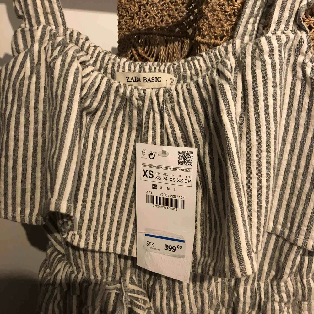 Helt oanvänd jumpsuit från Zara i superskönt linne material, perfekt att ha på sommaren 🌞 Orginalpris 399 kr men säljer för 125kr Dm för mer info/intresse 🌼. Klänningar.