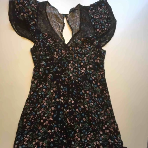  - Jättesöt, men kort klänning.använd 1 gång