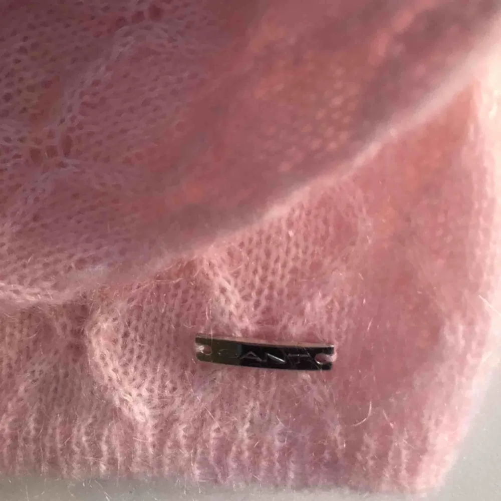 Underbar stickad tröja från GANT i kall rosa färg. Tröjan är i en lyxig mohair och ullblandning. Riktigt mjuk och varm. Knappt använd. Nypris i butik var 1999:-. Köparen står för eventuell frakt. . Stickat.
