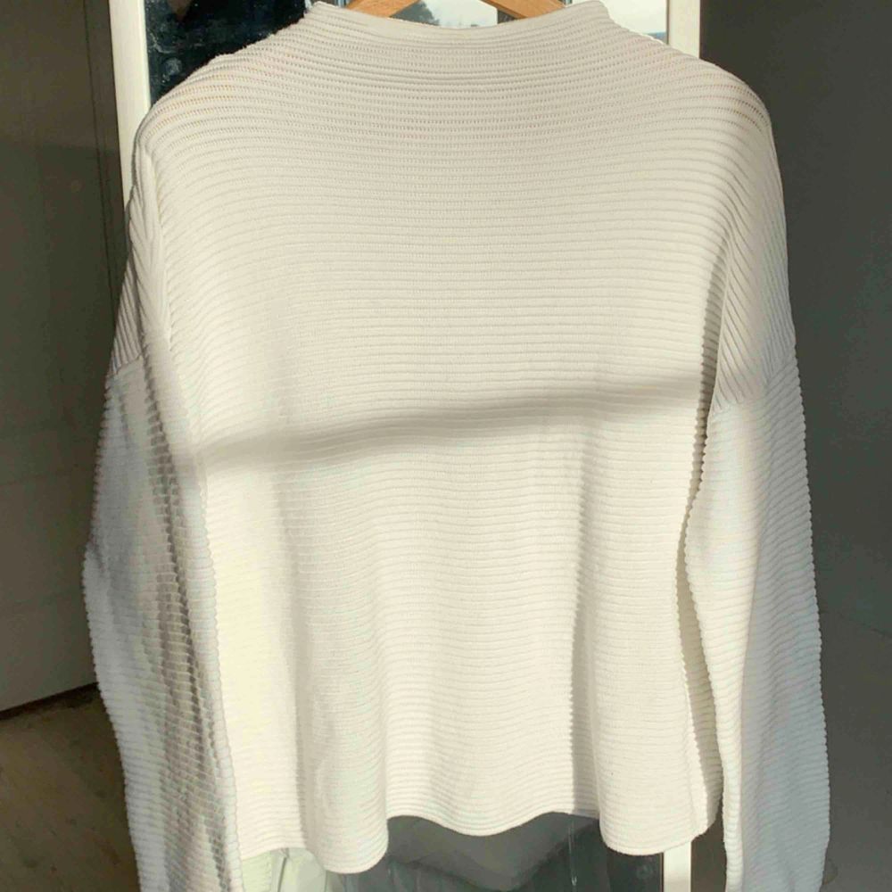 Vit stickad tröja från Hm i storlek S🧡 kan mötas upp i Stockholm eller så står köparen för frakt🥰. Stickat.