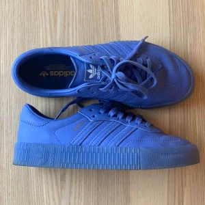  - Knappt använda adidas sneakers i en superfin blå/lila färg. Klassisk modell med en färg som sticker ut. Väldigt sköna också! 