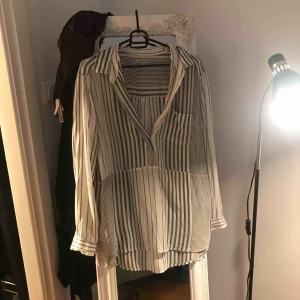  - Calvin Klein skjorta, sparsamt använd Storlek M 200ink frakt