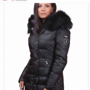  - Säljer min andra rock and blue jacka fast i storlek 34, äkta svart päls och jackan är i bra skick! Frakt tillkommer! 