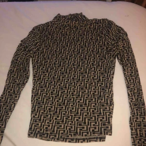  - Aldrig använd mönstrad polo tröja från Gina tricot, frakt tillkommer 