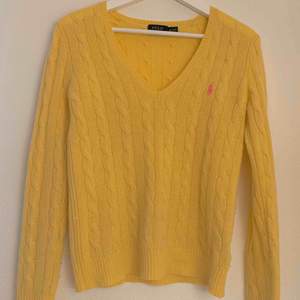 A nice Ralph Lauren sweater that has been worn but it’s a great piece that gives a vintage feeling with the warm yellow colour