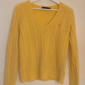 A nice Ralph Lauren sweater that has been worn but it’s a great piece that gives a vintage feeling with the warm yellow colour